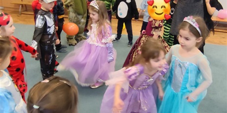 Powiększ grafikę: bal-karnawalowy-673550.jpg