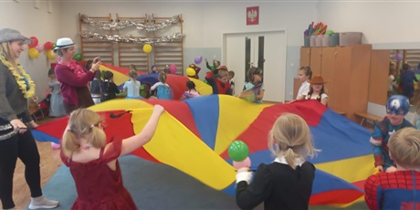 Powiększ grafikę: bal-karnawalowy-673593.jpg