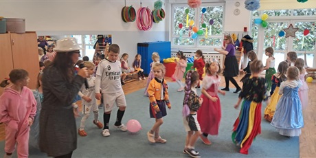 Powiększ grafikę: bal-karnawalowy-678382.jpg