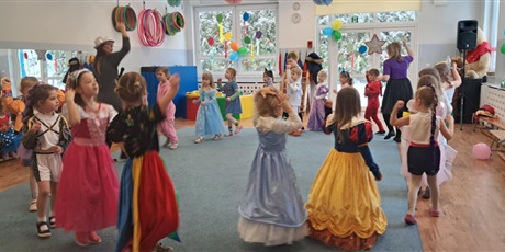 Powiększ grafikę: bal-karnawalowy-678385.jpg