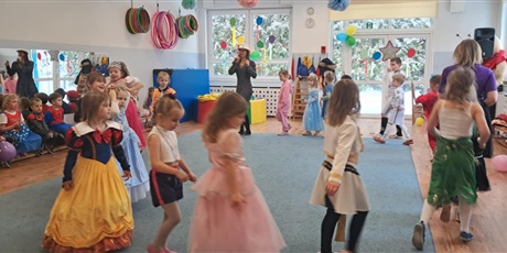 Powiększ grafikę: bal-karnawalowy-678391.jpg