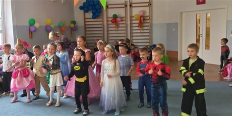Powiększ grafikę: bal-z-okazji-dnia-dziecka-699115.jpg