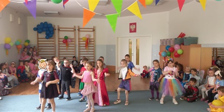 Powiększ grafikę: bal-z-okazji-dnia-dziecka-699117.jpg