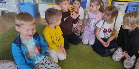 Powiększ grafikę: dzien-postaci-z-bajek-653656.jpg