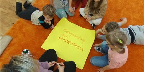 Powiększ grafikę: dzien-wolontariusza-576818.jpg