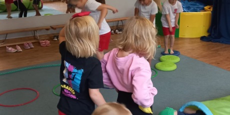 Powiększ grafikę: gimnastyka-z-pedagogiem-647426.jpg
