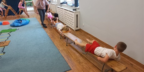 Powiększ grafikę: gimnastyka-z-pedagogiem-649765.jpg