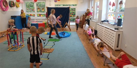 Powiększ grafikę: gimnastyka-z-pedagogiem-649767.jpg