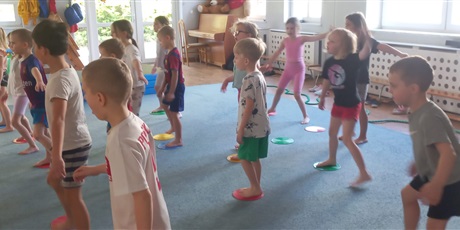 Powiększ grafikę: gimnastyka-z-pedagogiem-679956.jpg