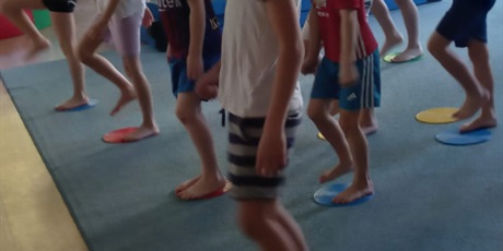 Powiększ grafikę: gimnastyka-z-pedagogiem-679960.jpg