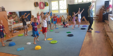 Powiększ grafikę: gimnastyka-z-pedagogiem-686000.jpg