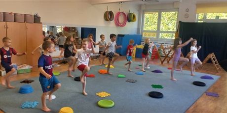 Powiększ grafikę: gimnastyka-z-pedagogiem-686004.jpg