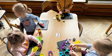 Powiększ grafikę: popoludniowe-zabawy-690464.jpg