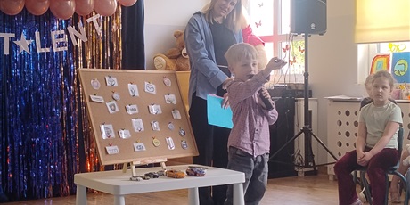 Powiększ grafikę: przedszkolny-konkurs-mam-talent-683749.jpg