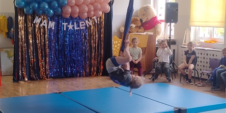 Powiększ grafikę: przedszkolny-konkurs-mam-talent-683779.jpg