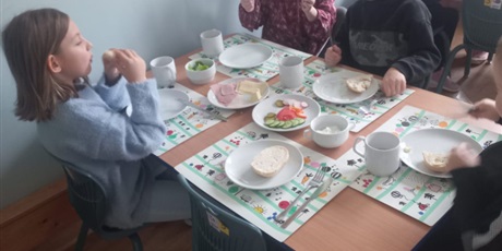 Powiększ grafikę: samodzielne-sniadanie-starszakow-655084.jpg