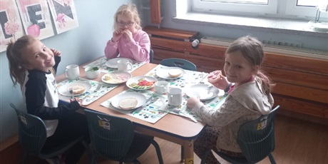 Powiększ grafikę: samodzielne-sniadanie-starszakow-655086.jpg