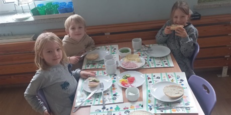 Powiększ grafikę: samodzielne-sniadanie-starszakow-655087.jpg