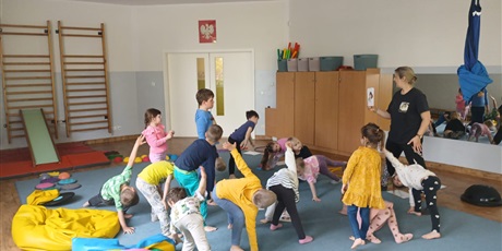 Powiększ grafikę: sensoryczna-gimnastyka-620911.jpg