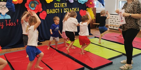 Powiększ grafikę: sensoryczna-gimnastyka-620927.jpg