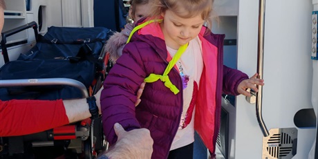 Powiększ grafikę: spotkanie-z-ratownikiem-medycznym-689307.jpg