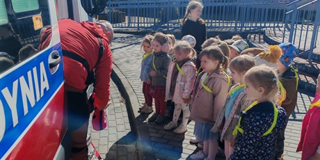 Powiększ grafikę: spotkanie-z-ratownikiem-medycznym-689313.jpg