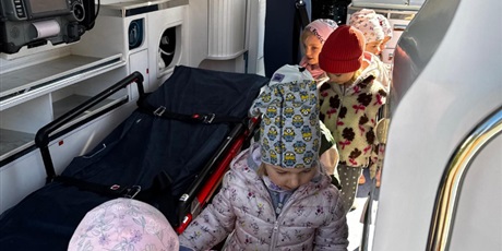 Powiększ grafikę: spotkanie-z-ratownikiem-medycznym-689321.jpg