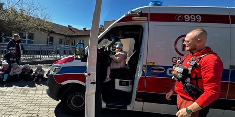 Powiększ grafikę: spotkanie-z-ratownikiem-medycznym-689327.jpg