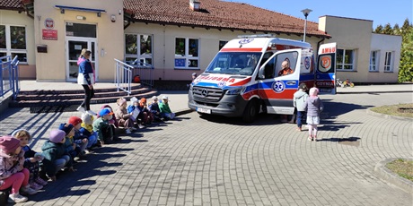 Powiększ grafikę: spotkanie-z-ratownikiem-medycznym-690480.jpg
