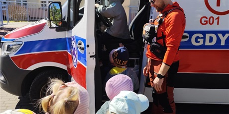 Powiększ grafikę: spotkanie-z-ratownikiem-medycznym-690481.jpg