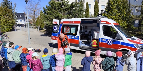 Powiększ grafikę: spotkanie-z-ratownikiem-medycznym-690485.jpg