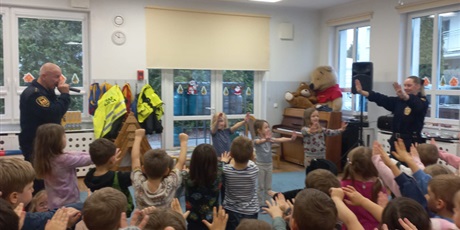 Powiększ grafikę: spotkanie-ze-straza-miejska-cz-2-uwazaj-dzikie-zwierzeta-w-miescie-659574.jpg