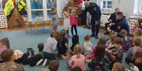 Powiększ grafikę: spotkanie-ze-straza-miejska-cz-2-uwazaj-dzikie-zwierzeta-w-miescie-659575.jpg