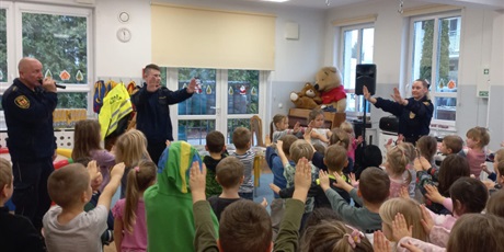 Powiększ grafikę: spotkanie-ze-straza-miejska-cz-2-uwazaj-dzikie-zwierzeta-w-miescie-659576.jpg