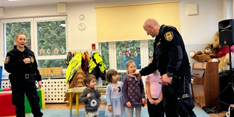 Powiększ grafikę: spotkanie-ze-straza-miejska-cz-2-uwazaj-dzikie-zwierzeta-w-miescie-659591.jpg