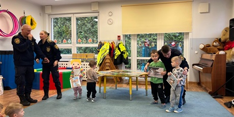 Powiększ grafikę: spotkanie-ze-straza-miejska-cz-2-uwazaj-dzikie-zwierzeta-w-miescie-659595.jpg