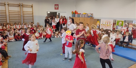 Powiększ grafikę: uroczysty-apel-z-okazji-swieta-niepodleglosci-653598.jpg