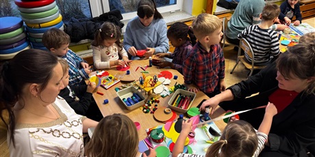 Powiększ grafikę: warsztaty-swiateczne-z-rodzicami-660657.jpg