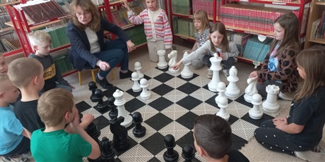 Powiększ grafikę: wyjscie-do-biblioteki-szkolnej-691054.jpg