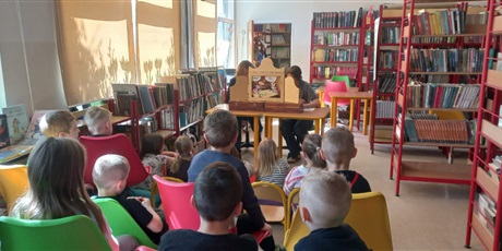 Powiększ grafikę: wyjscie-do-biblioteki-szkolnej-691058.jpg