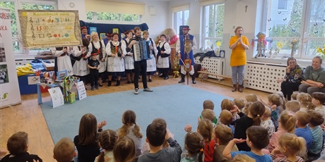 Powiększ grafikę: wystep-kaszubskiego-choru-strzelenka-z-tuchomia-682059.jpg