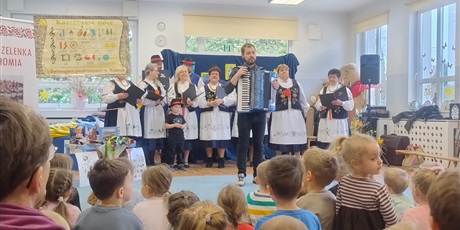 Powiększ grafikę: wystep-kaszubskiego-choru-strzelenka-z-tuchomia-682069.jpg