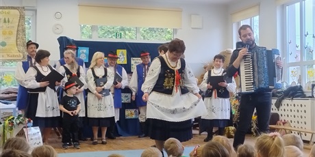 Powiększ grafikę: wystep-kaszubskiego-choru-strzelenka-z-tuchomia-682071.jpg