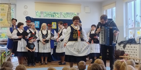 Powiększ grafikę: wystep-kaszubskiego-choru-strzelenka-z-tuchomia-682072.jpg