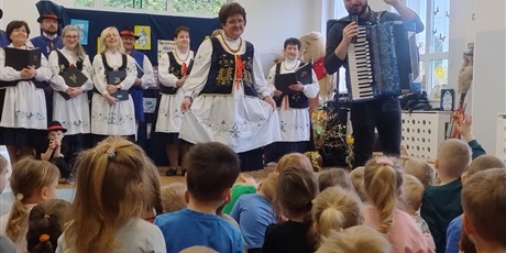 Powiększ grafikę: wystep-kaszubskiego-choru-strzelenka-z-tuchomia-682073.jpg