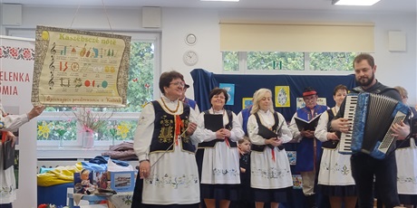 Powiększ grafikę: wystep-kaszubskiego-choru-strzelenka-z-tuchomia-682086.jpg