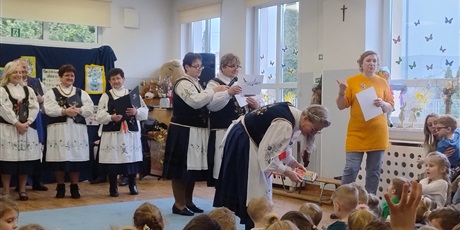 Powiększ grafikę: wystep-kaszubskiego-choru-strzelenka-z-tuchomia-682093.jpg
