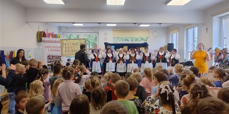 Powiększ grafikę: wystep-kaszubskiego-choru-strzelenka-z-tuchomia-682095.jpg
