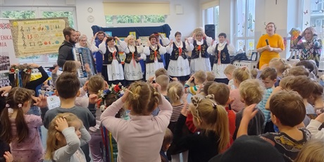 Powiększ grafikę: wystep-kaszubskiego-choru-strzelenka-z-tuchomia-682102.jpg