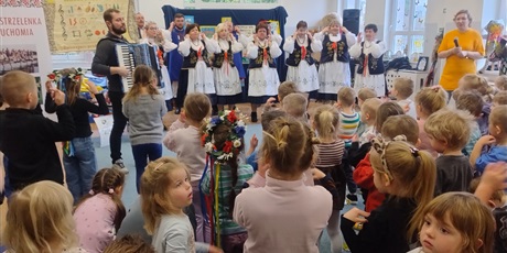 Powiększ grafikę: wystep-kaszubskiego-choru-strzelenka-z-tuchomia-682105.jpg